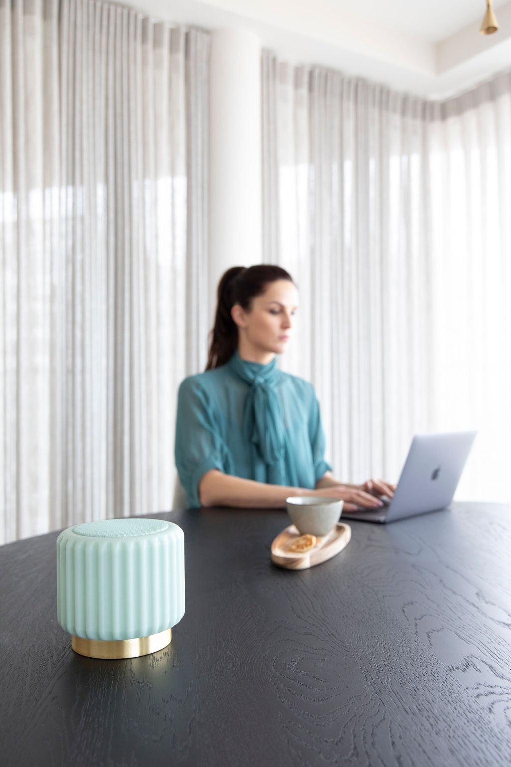 Dentelles Eucalyptus enceinte USB rechargeable base dorée | 12,5 cm x Ø 13,5 cm