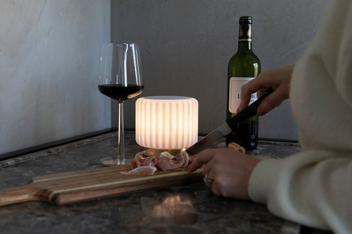 Dentelles Wit speaker + Licht USB recharge gouden basis | 12,5 cm x Ø 13,5 cm
