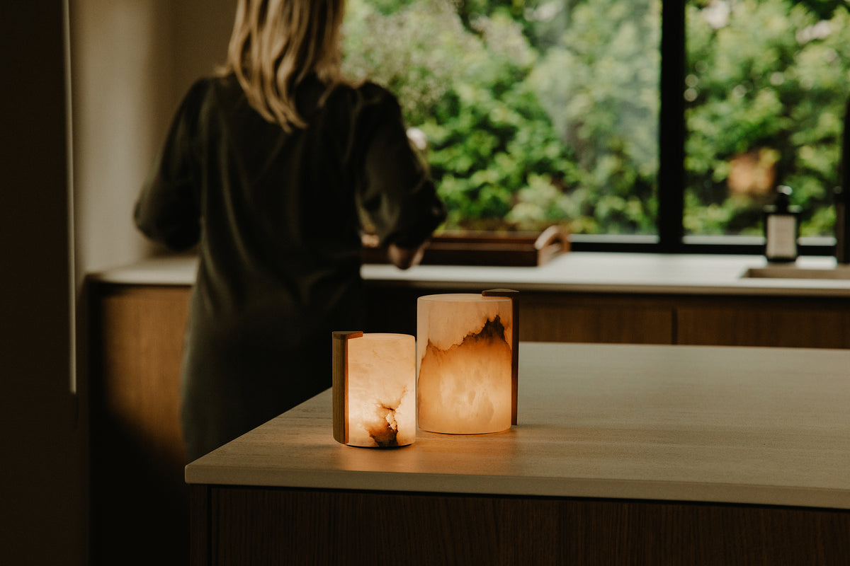 Gâteau Alabaster Mood Light TALL | Eikhouten accent | Oplaadbaar | 12,7 cm x Ø 8,5 cm
