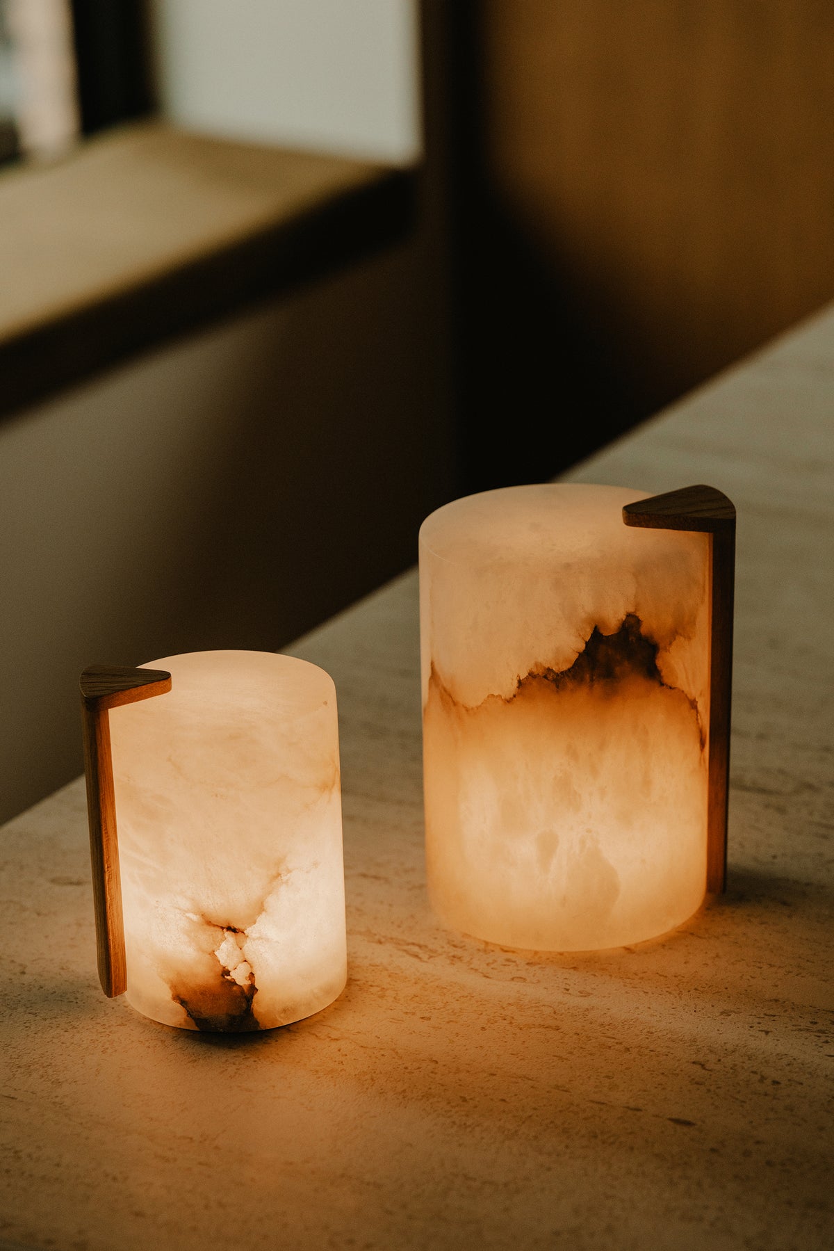 Gâteau Alabaster Mood Light TALL | Eikhouten accent | Oplaadbaar | 12,7 cm x Ø 8,5 cm