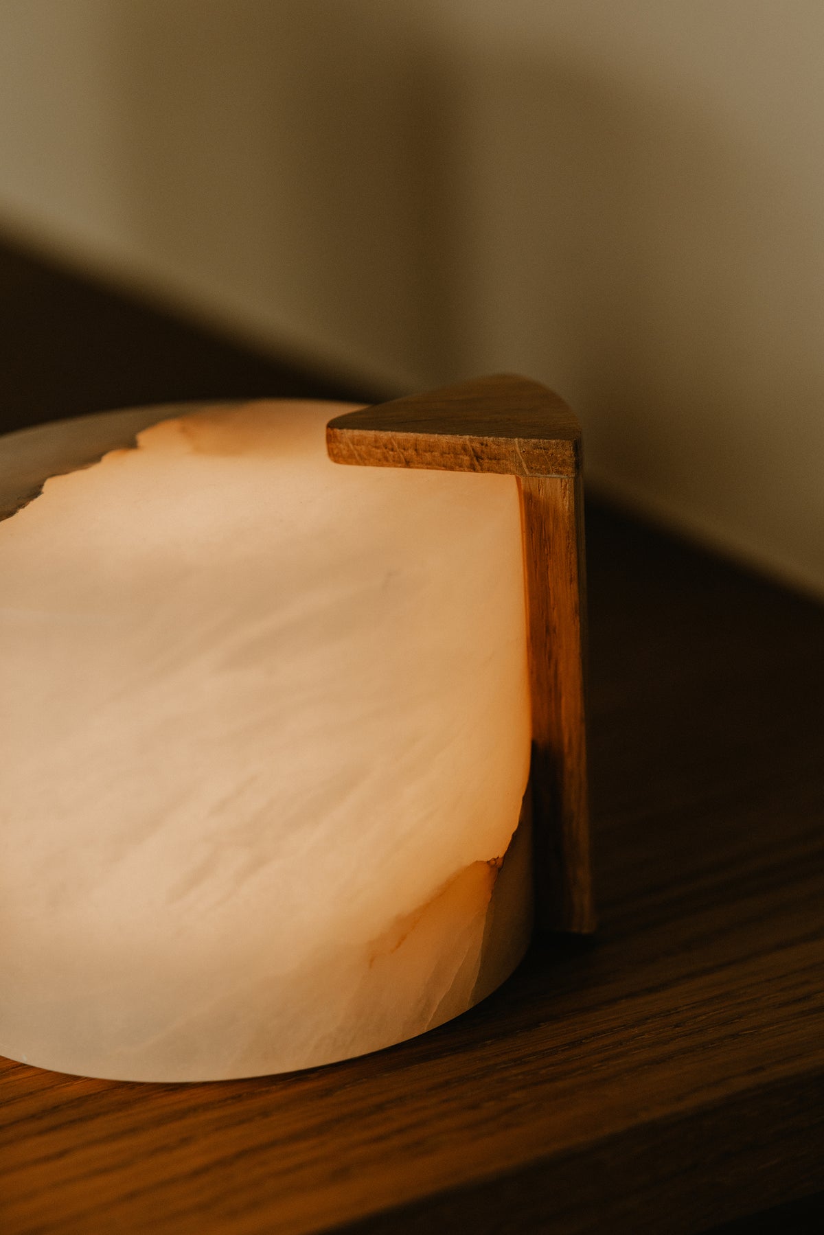 Gâteau Alabaster Mood Light WIDE | Eikhouten accent | Oplaadbaar | 9 cm x Ø 10 cm