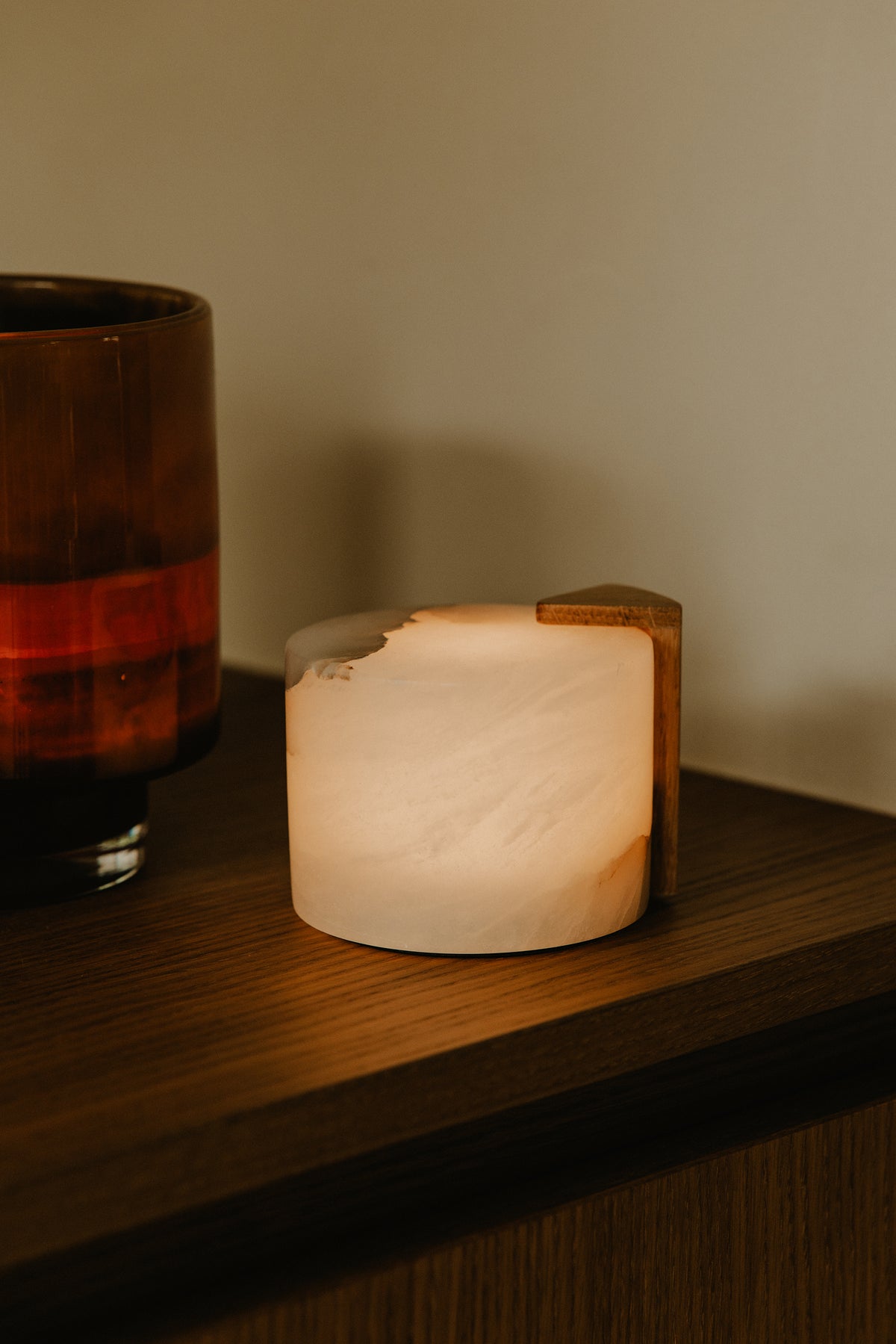 Gâteau Alabaster Mood Light WIDE | Eikhouten accent | Oplaadbaar | 9 cm x Ø 10 cm