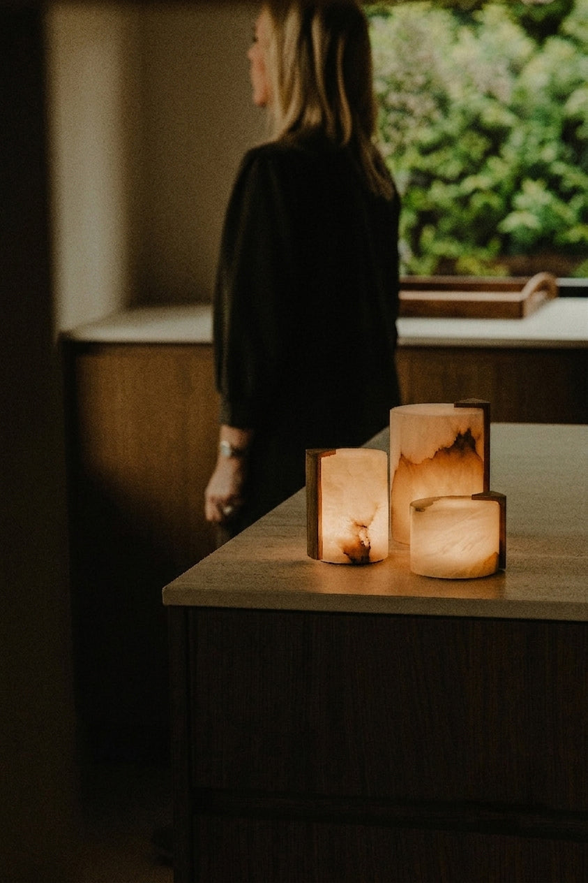 Gâteau Alabaster Mood Light TALL | Eikhouten accent | Oplaadbaar | 12,7 cm x Ø 8,5 cm
