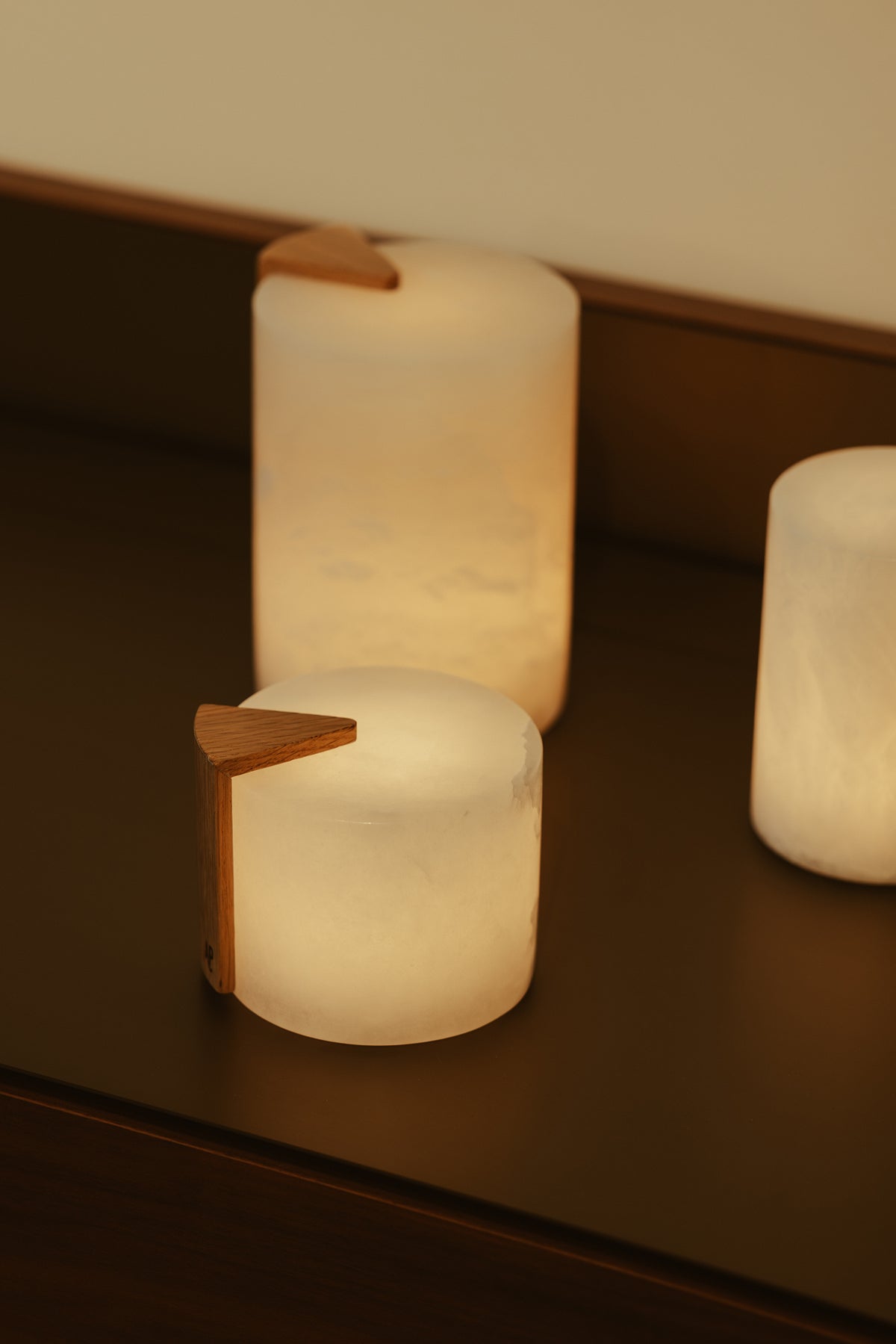 Gâteau Alabaster Mood Light WIDE | Eikhouten accent | Oplaadbaar | 9 cm x Ø 10 cm