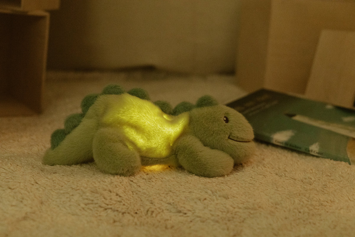 Jéroom Dino pluche GROEN & SAGE Nightlight | H 11 x 26 x 15 cm