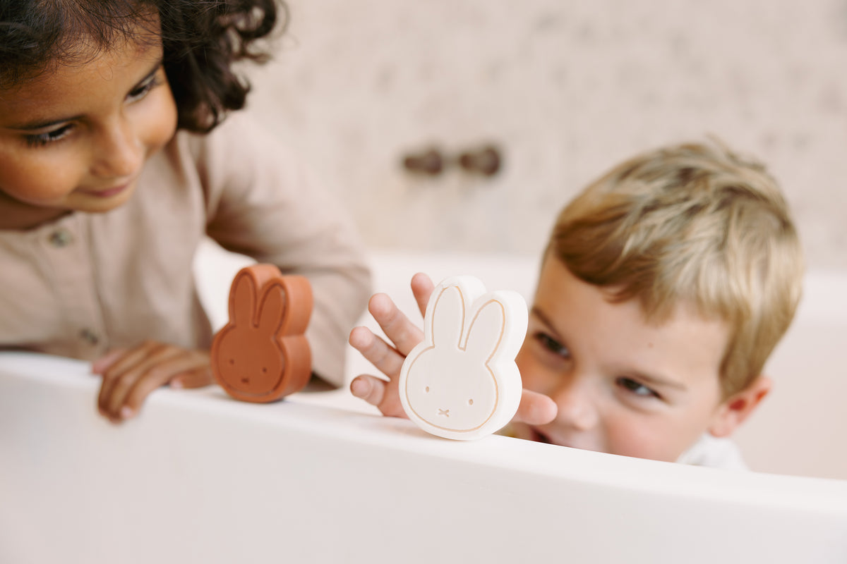Miffy SAVON de sable | H7,6 x 5,5 x 2,8 cm | 78 gr | Parfum Baies Rouges