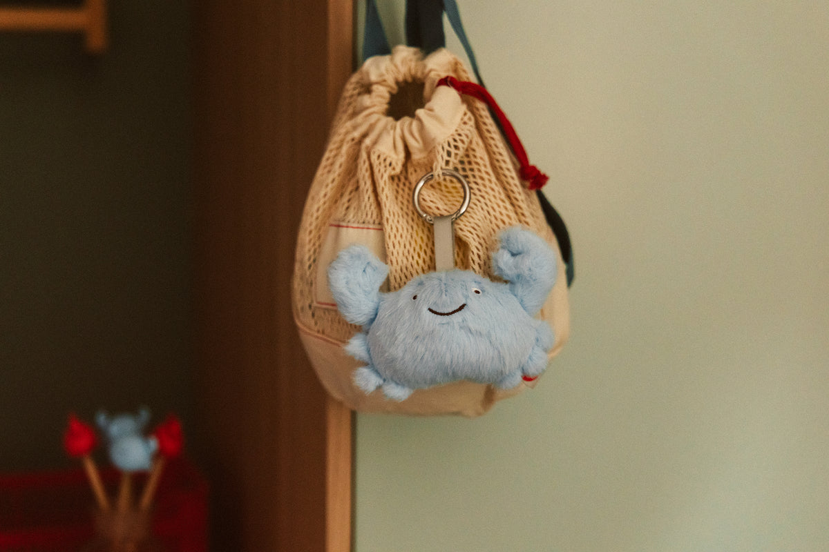 Theo krab Lichtblauw pluche Bag Charm| H 13 x 12 x 4,5 cm