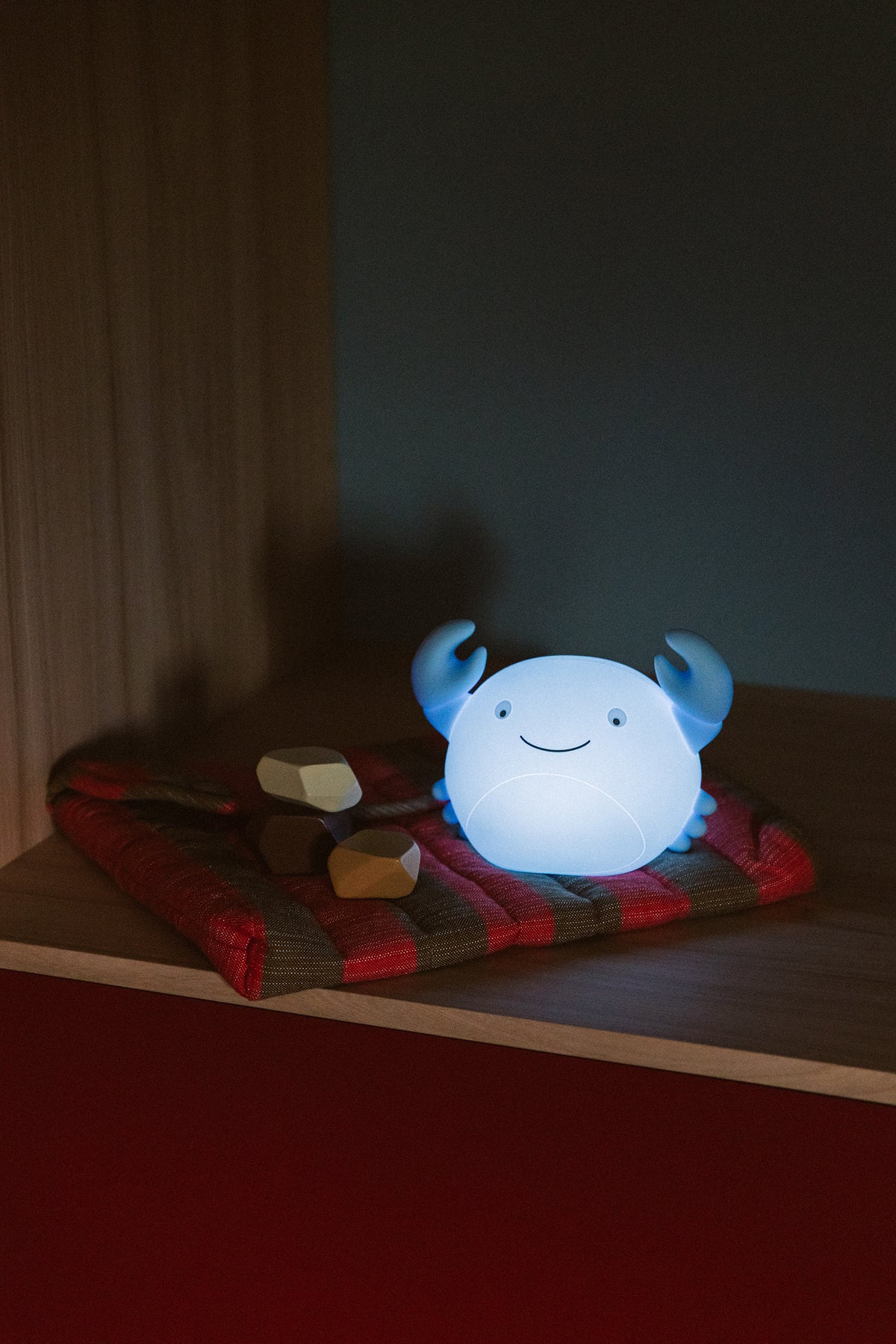 Theo krab Lichtblauw LED LICHTJE, USB recharge | H 12,8 x 18 x 9,6 cm