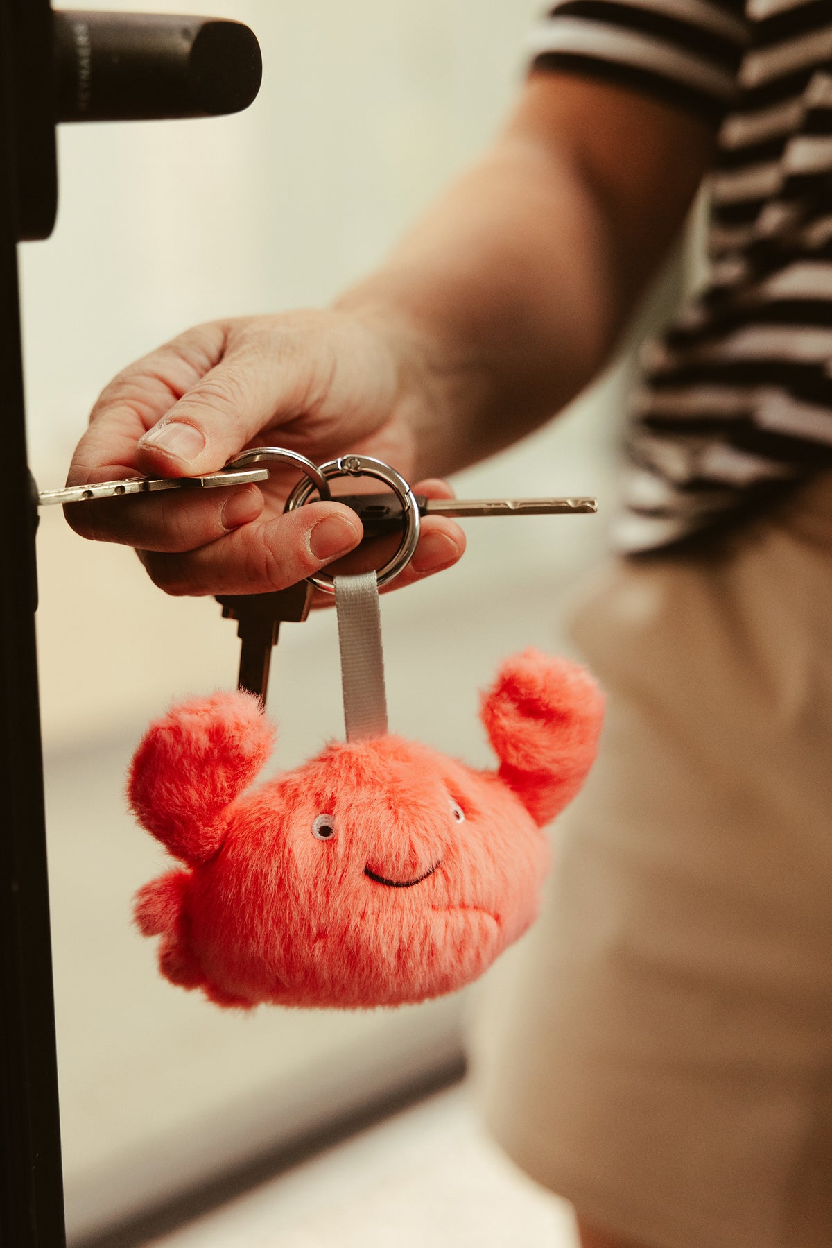 Theo krab KORAAL pluche Bag Charm| H 13 x 12 x 4,5 cm